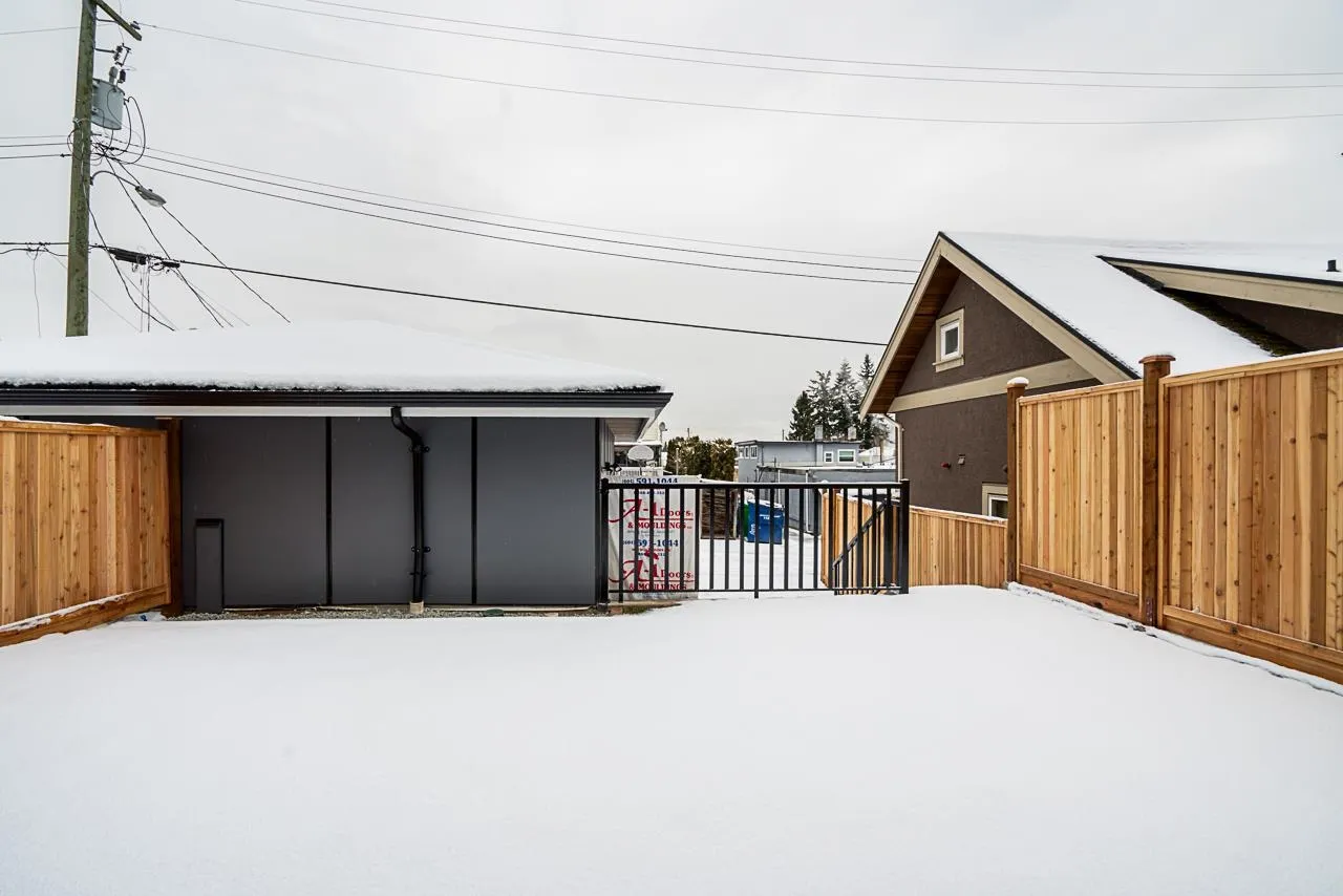 2833 Oliver Crescent