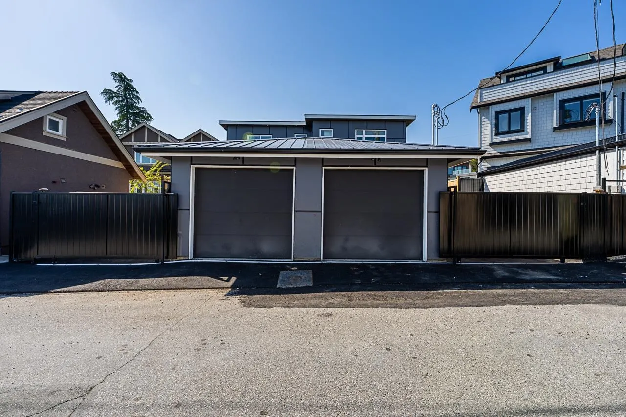 2833 Oliver Crescent