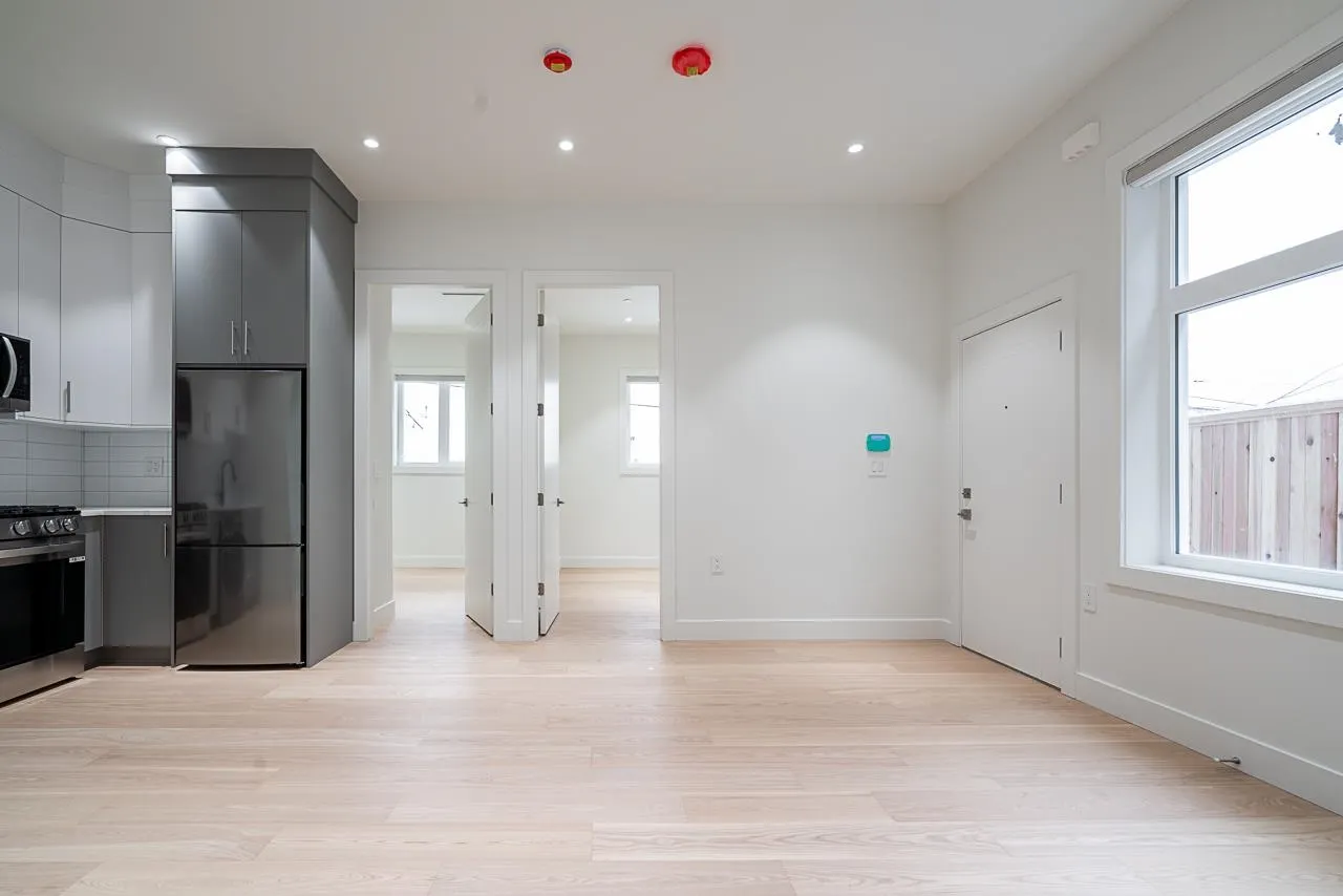 2833 Oliver Crescent