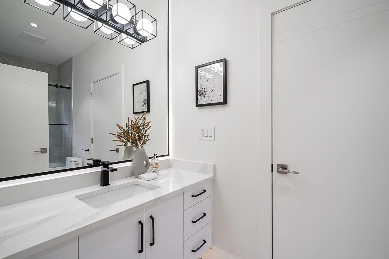 2833 Oliver Crescent