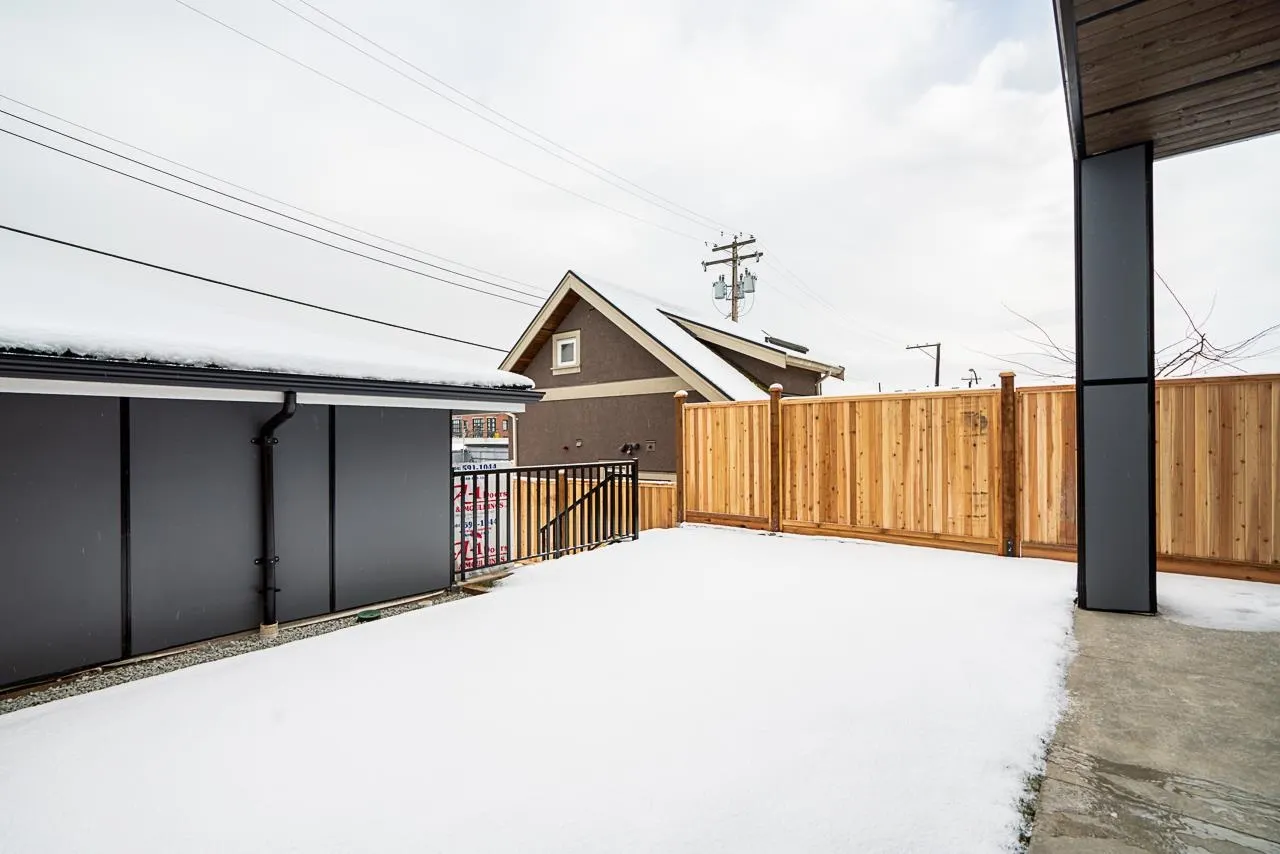 2833 Oliver Crescent