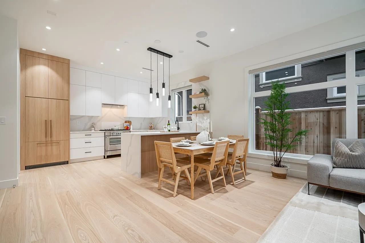 2833 Oliver Crescent