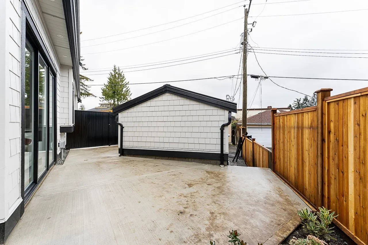 1 2837 Oliver Crescent