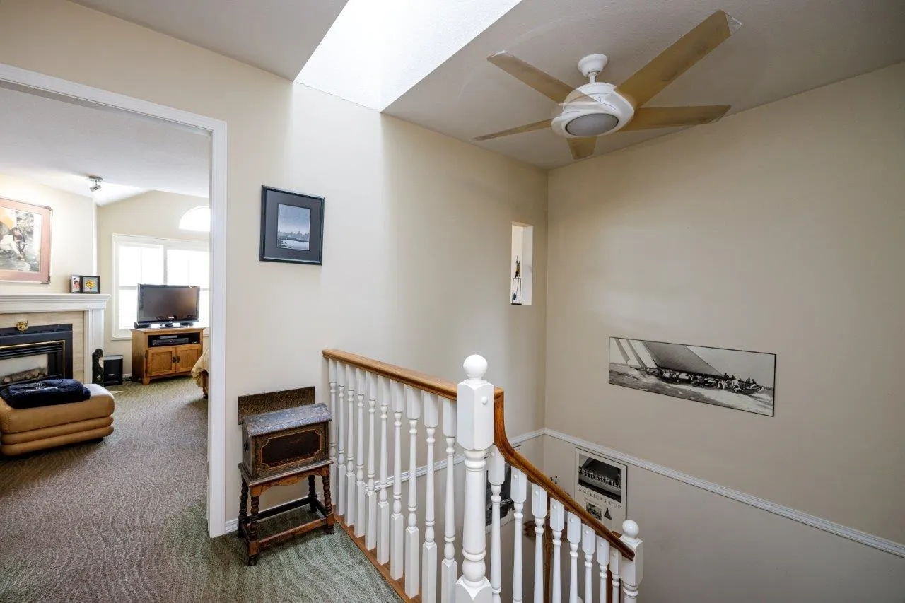 2 261 W 16th Street