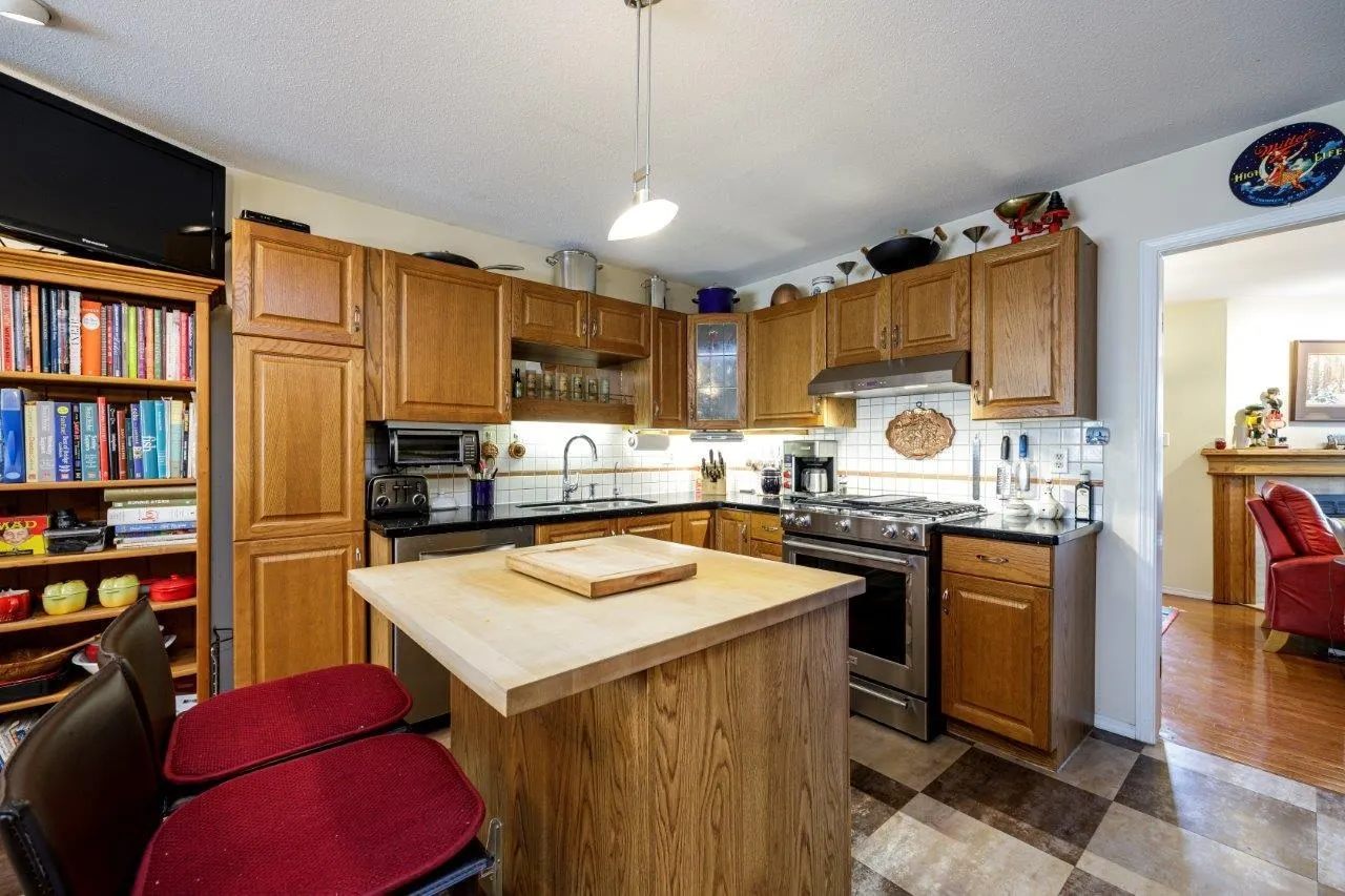 2 261 W 16th Street