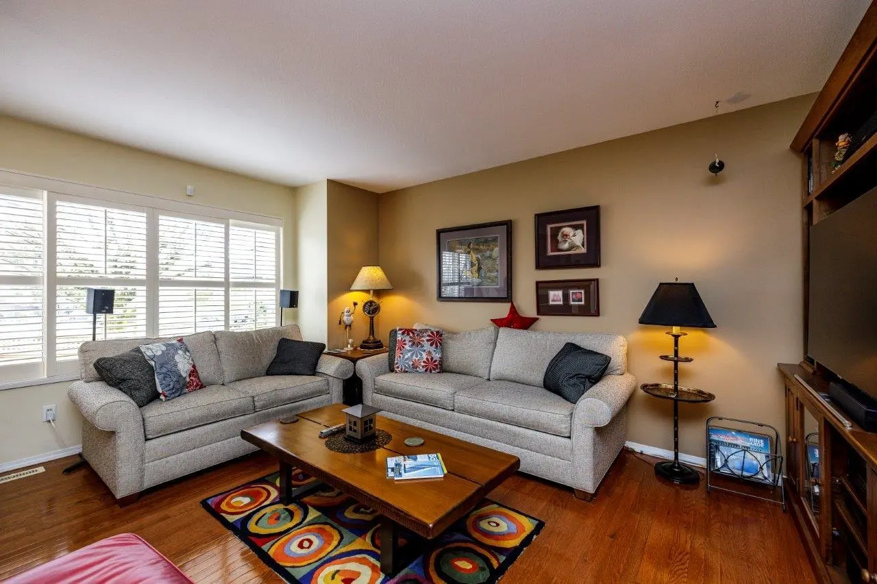 2 261 W 16th Street