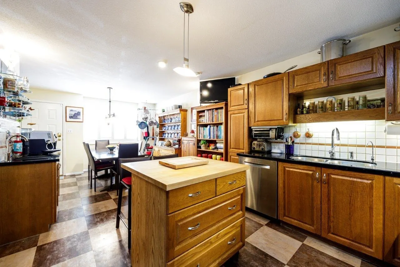 2 261 W 16th Street