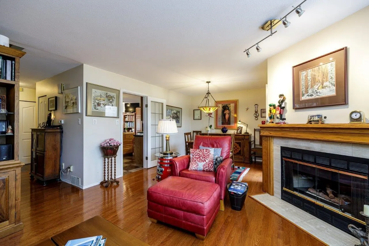 2 261 W 16th Street