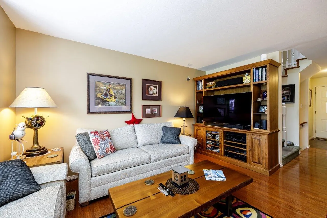 2 261 W 16th Street
