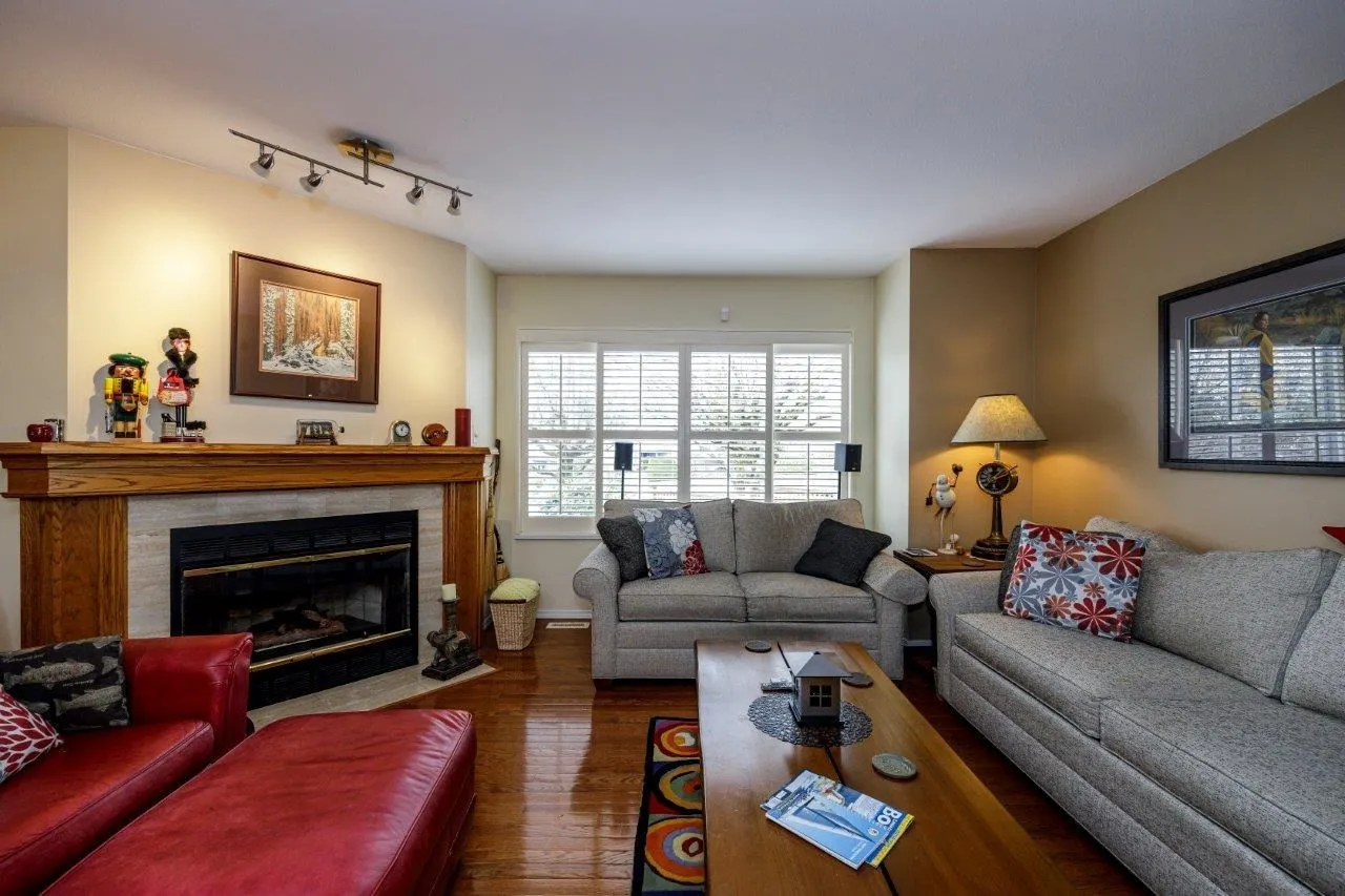 2 261 W 16th Street