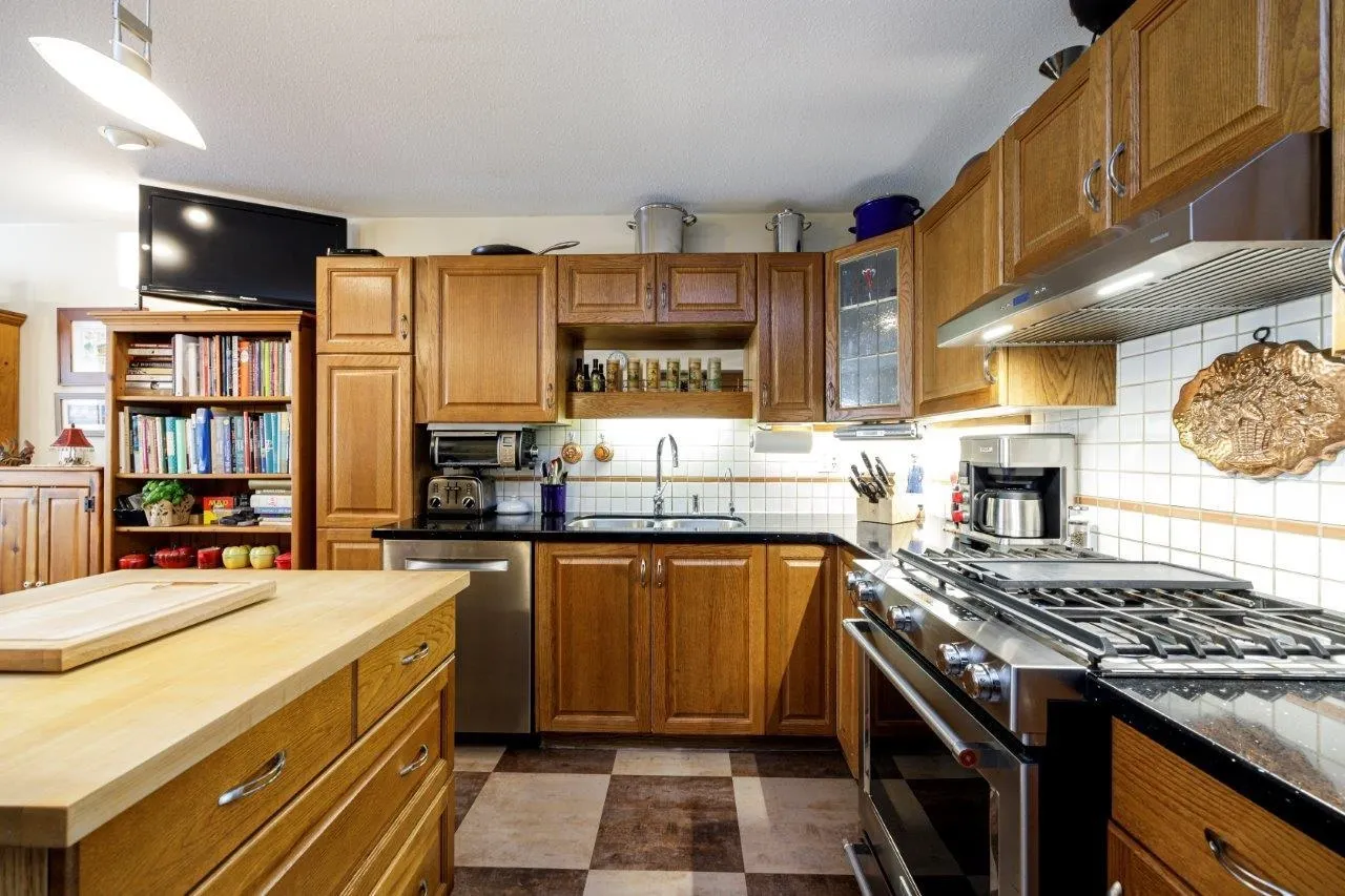 2 261 W 16th Street