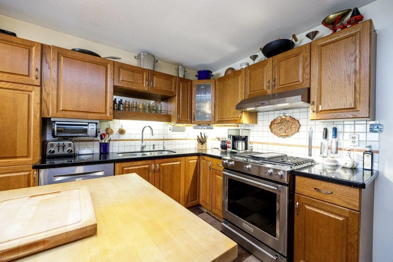 2 261 W 16th Street