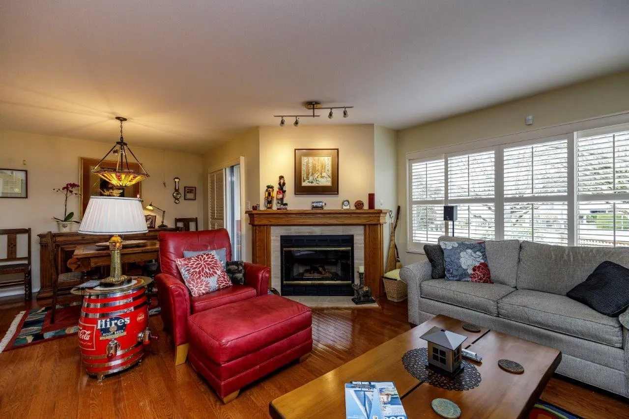 2 261 W 16th Street