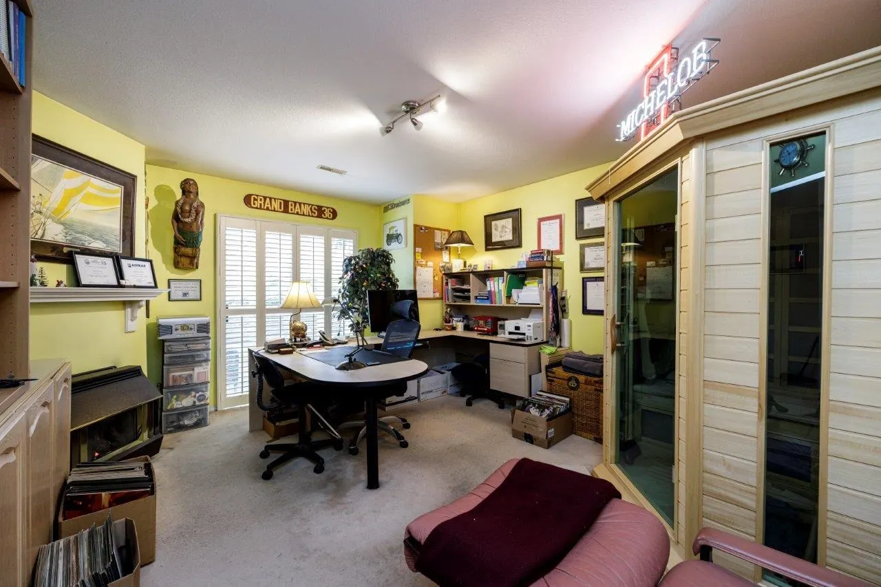 2 261 W 16th Street