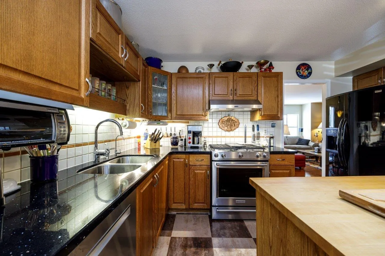 2 261 W 16th Street