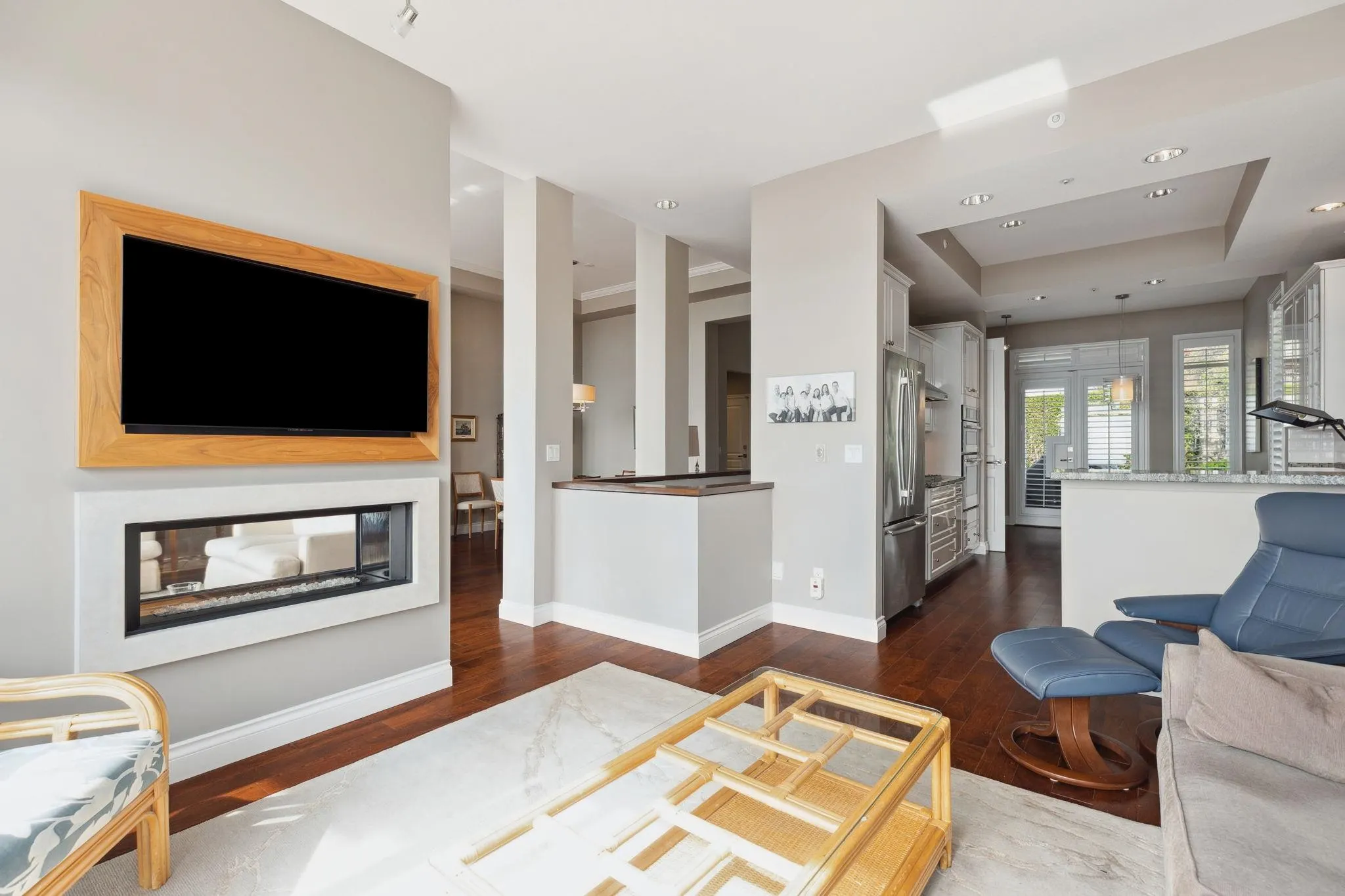 2416 Carr Lane