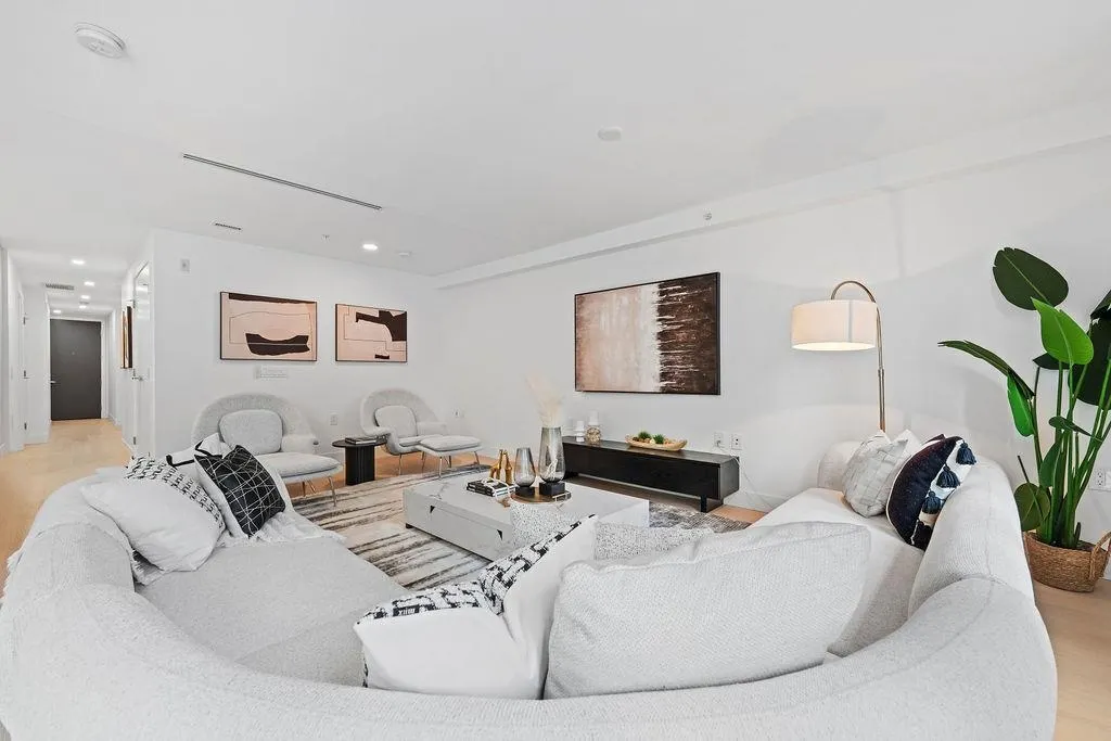 202 1331 Marine Drive