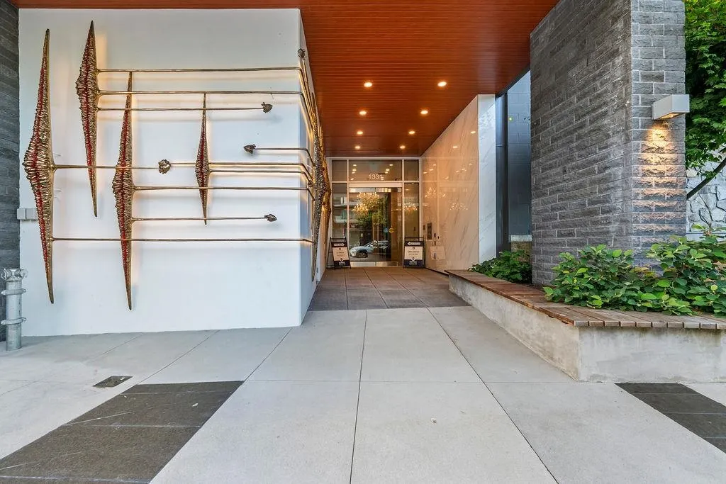 202 1331 Marine Drive