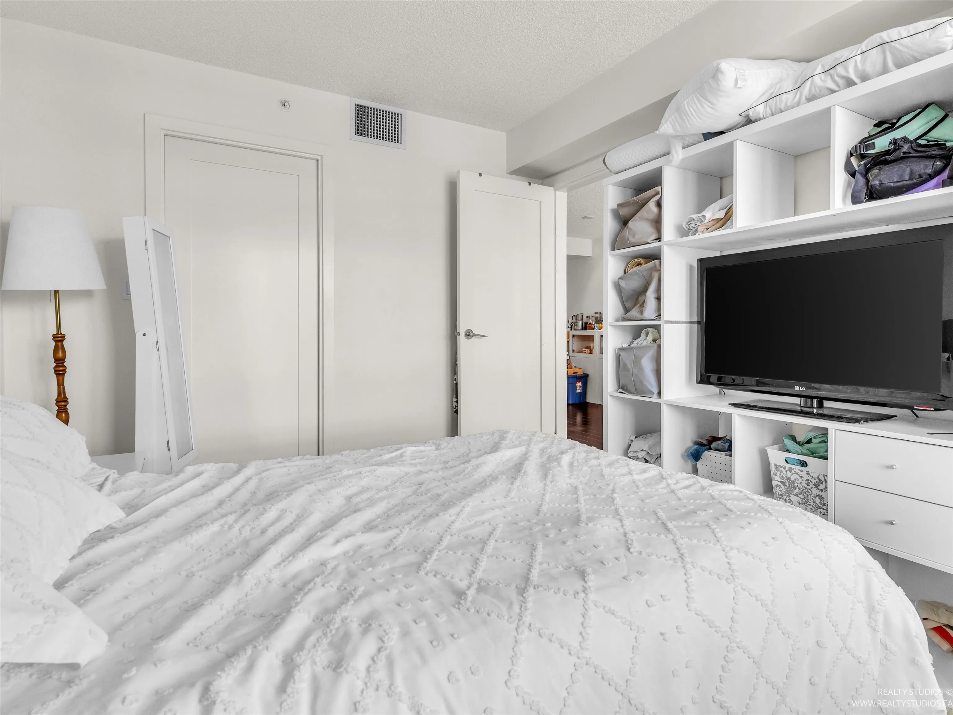 768 2080 W Broadway