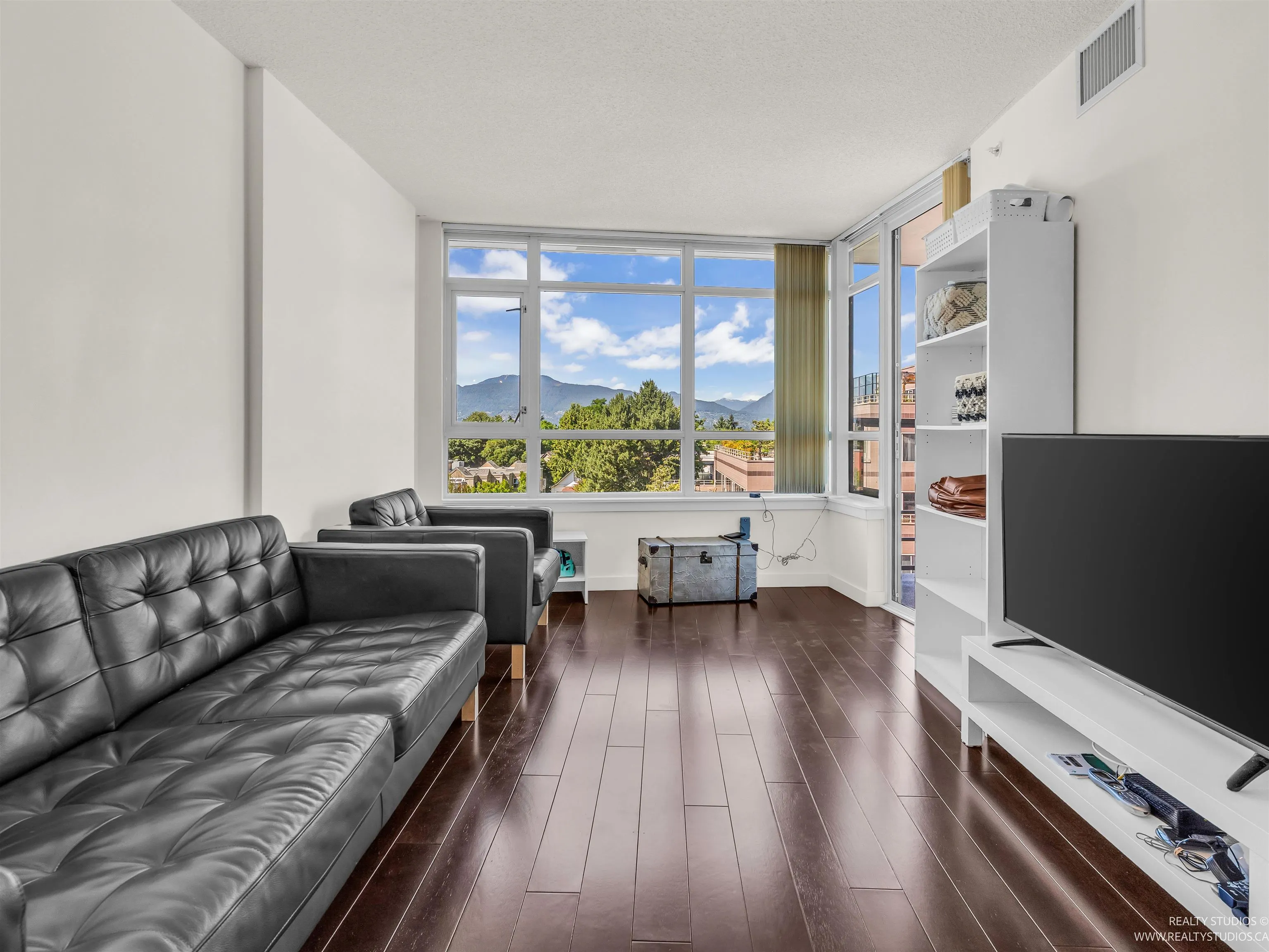 768 2080 W Broadway