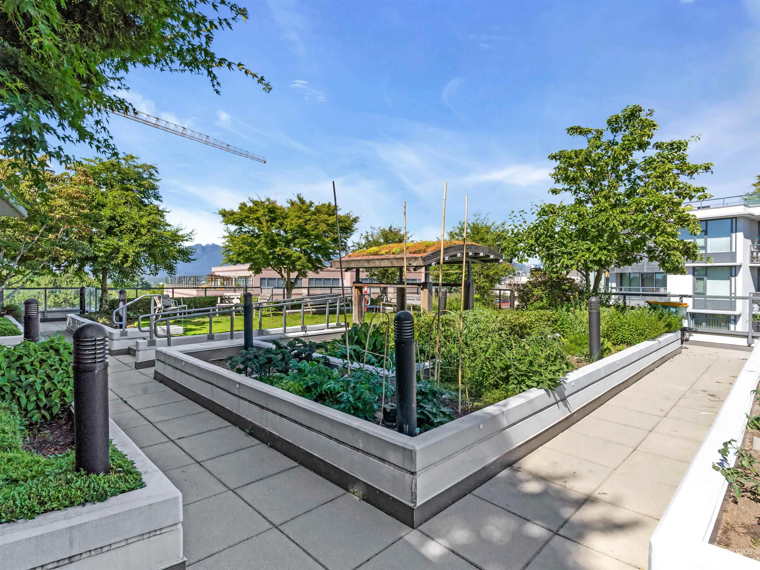 768 2080 W Broadway