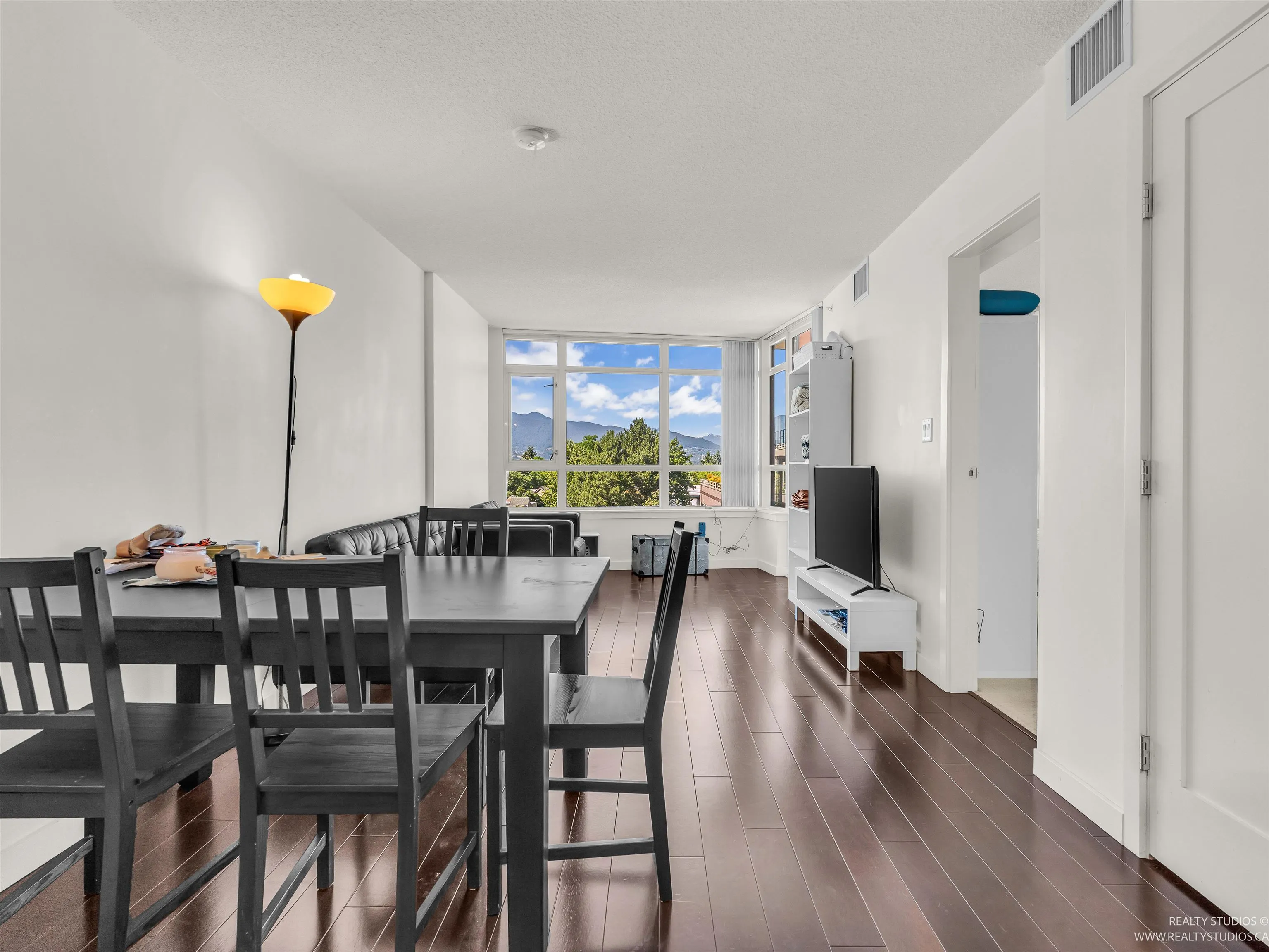 768 2080 W Broadway