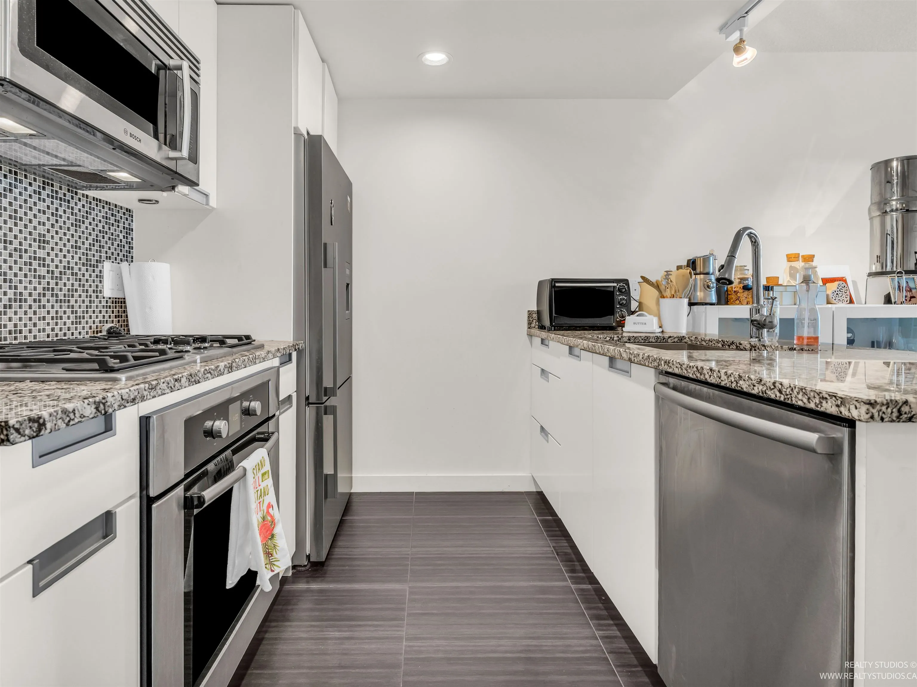 768 2080 W Broadway