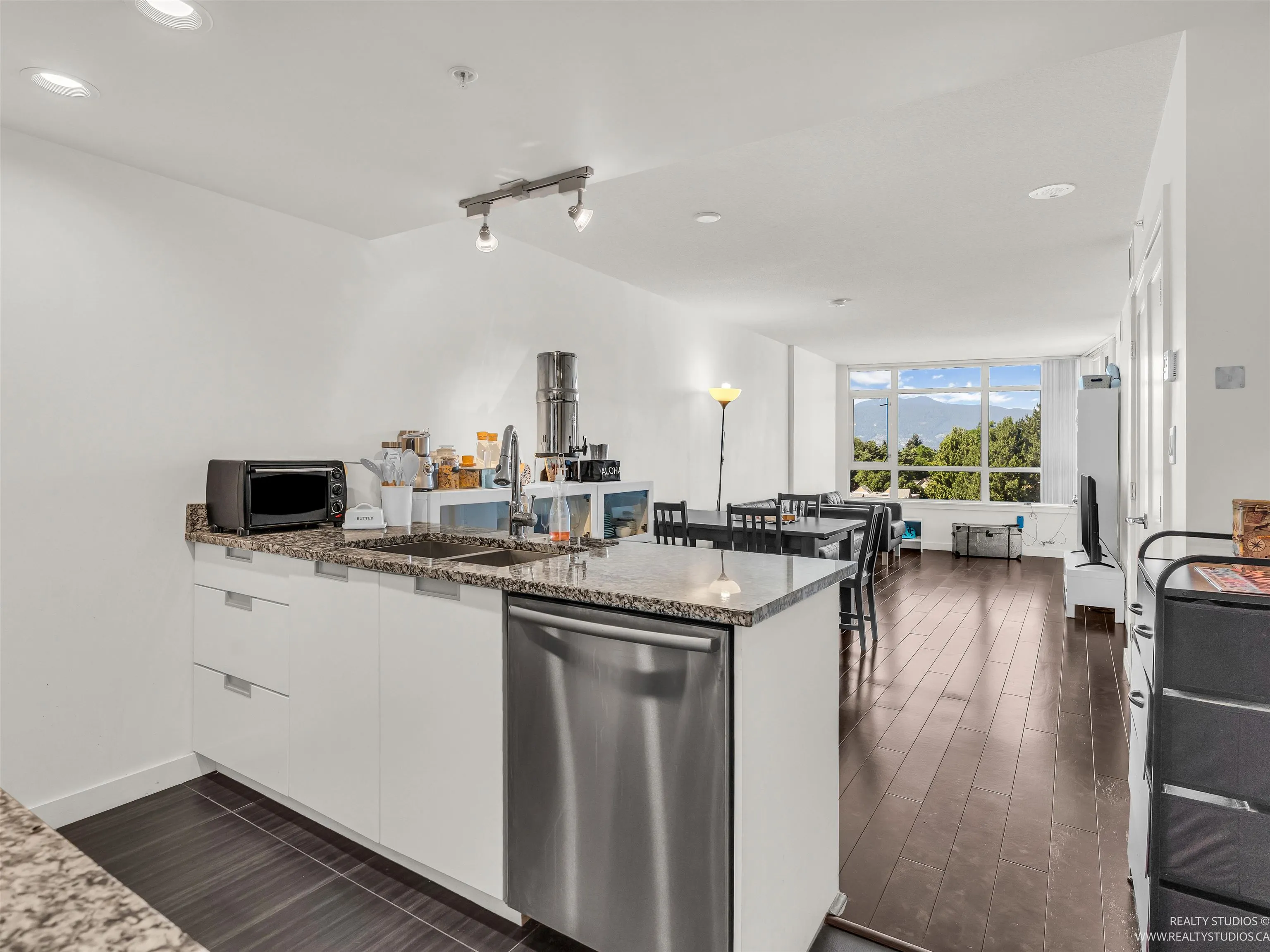 768 2080 W Broadway