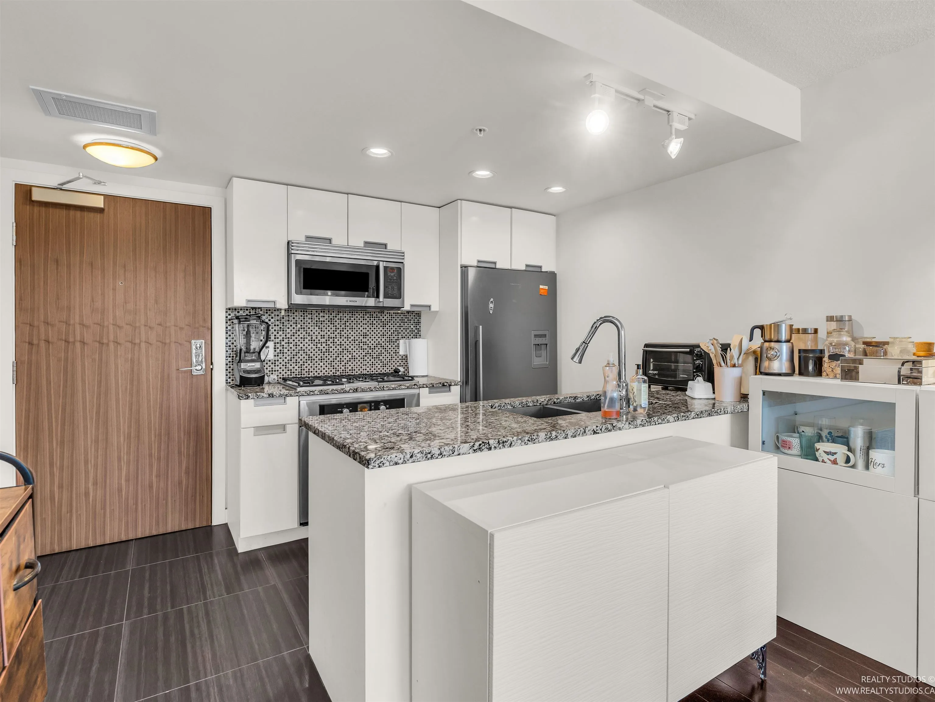 768 2080 W Broadway