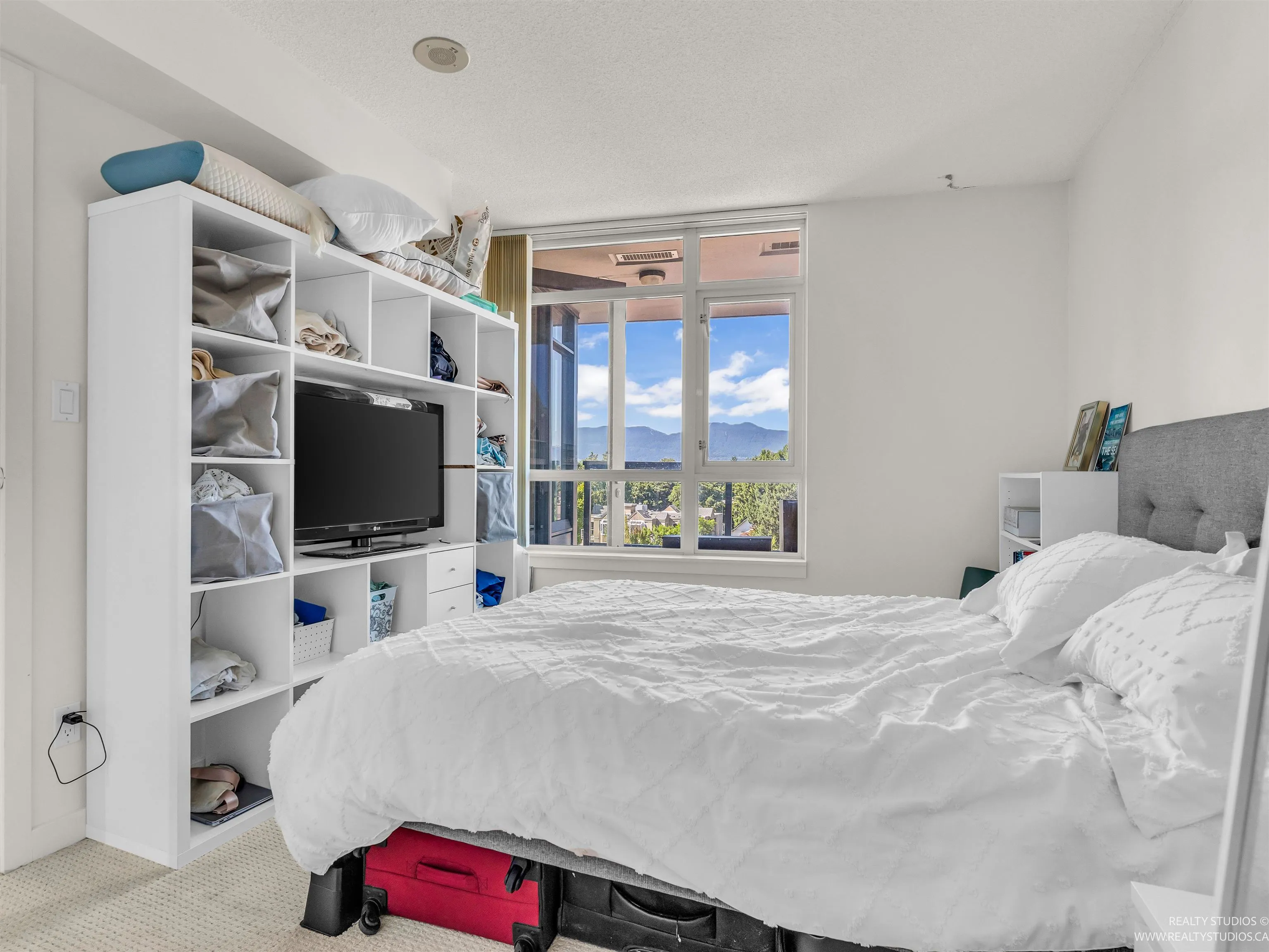 768 2080 W Broadway
