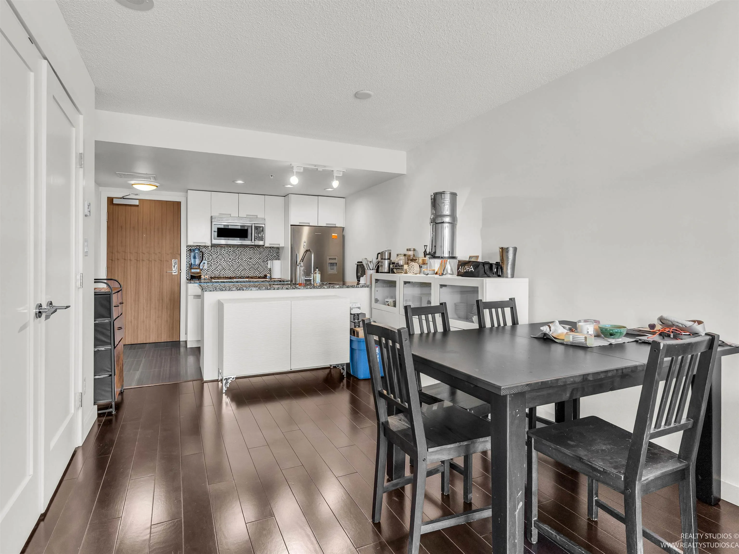 768 2080 W Broadway