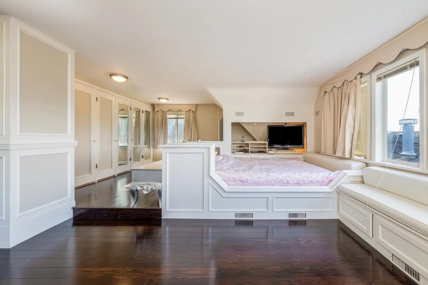 4389 Locarno Crescent