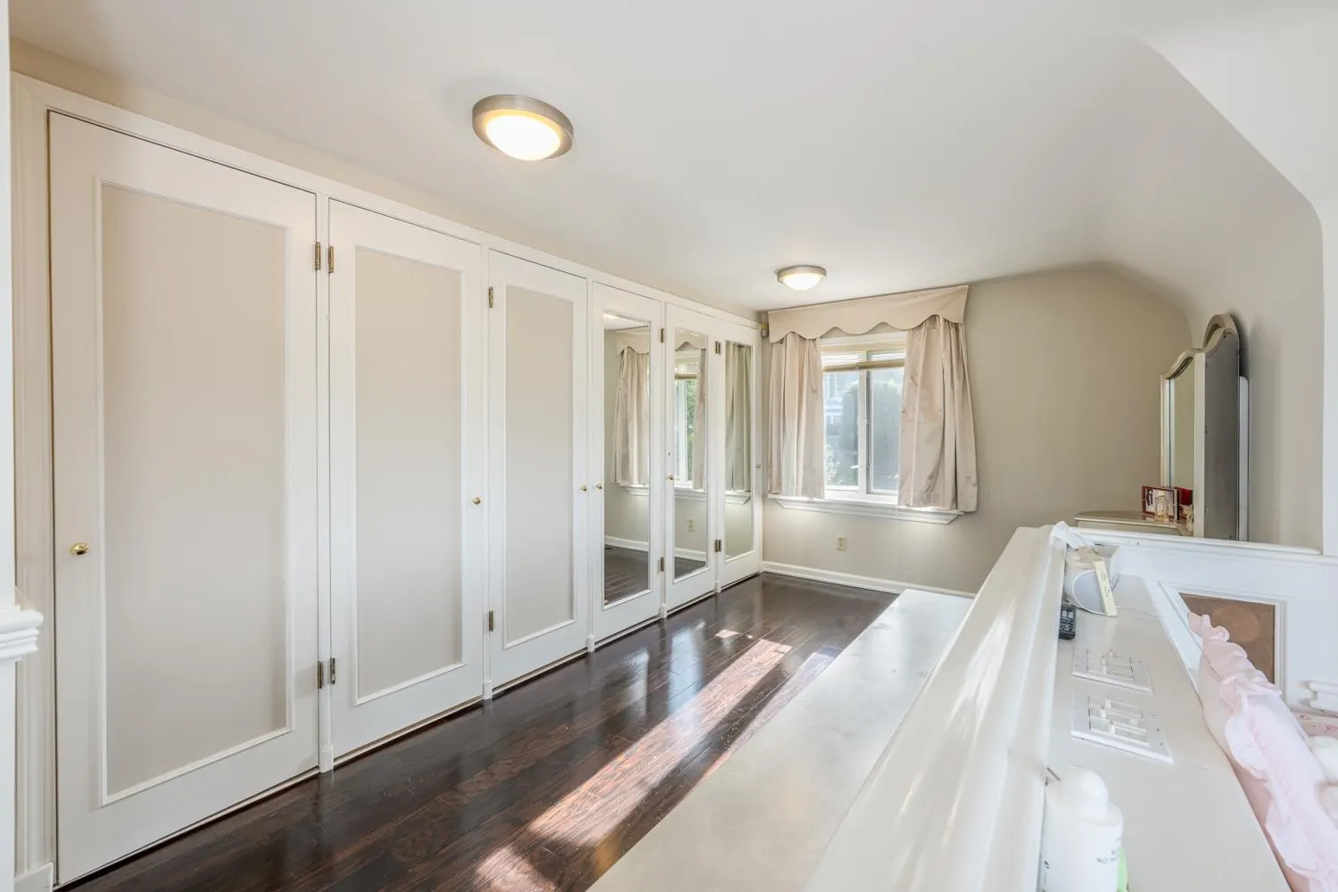 4389 Locarno Crescent
