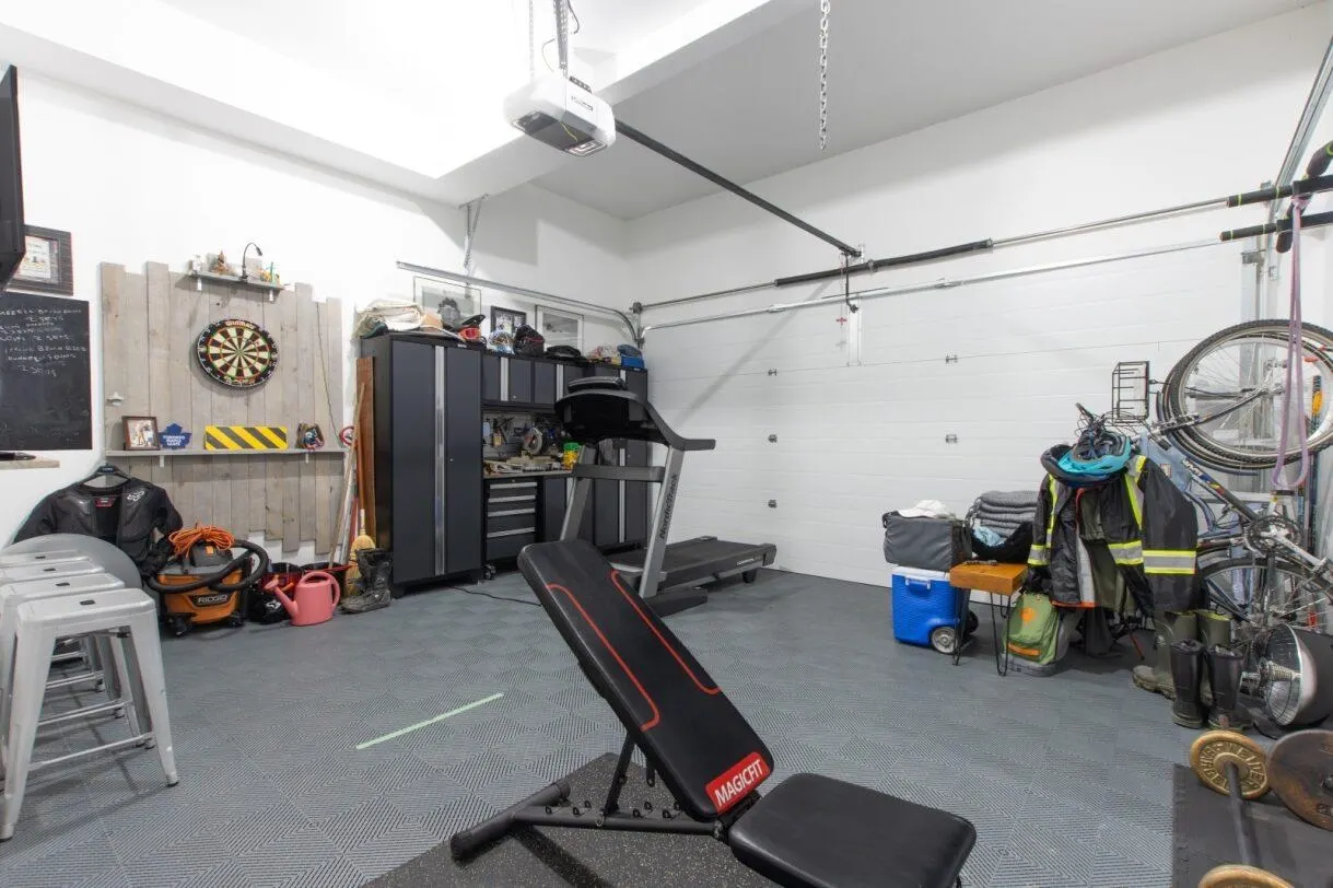 39253 Falcon Crescent