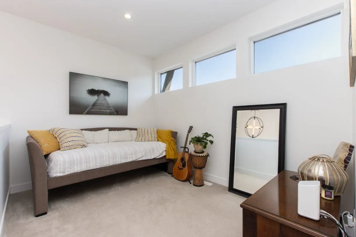 39253 Falcon Crescent
