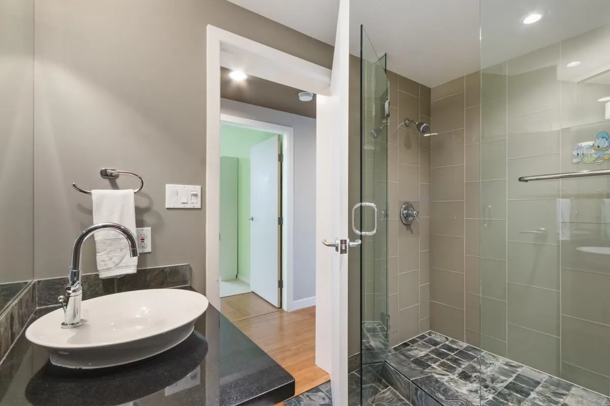 1402 1233 W Cordova Street