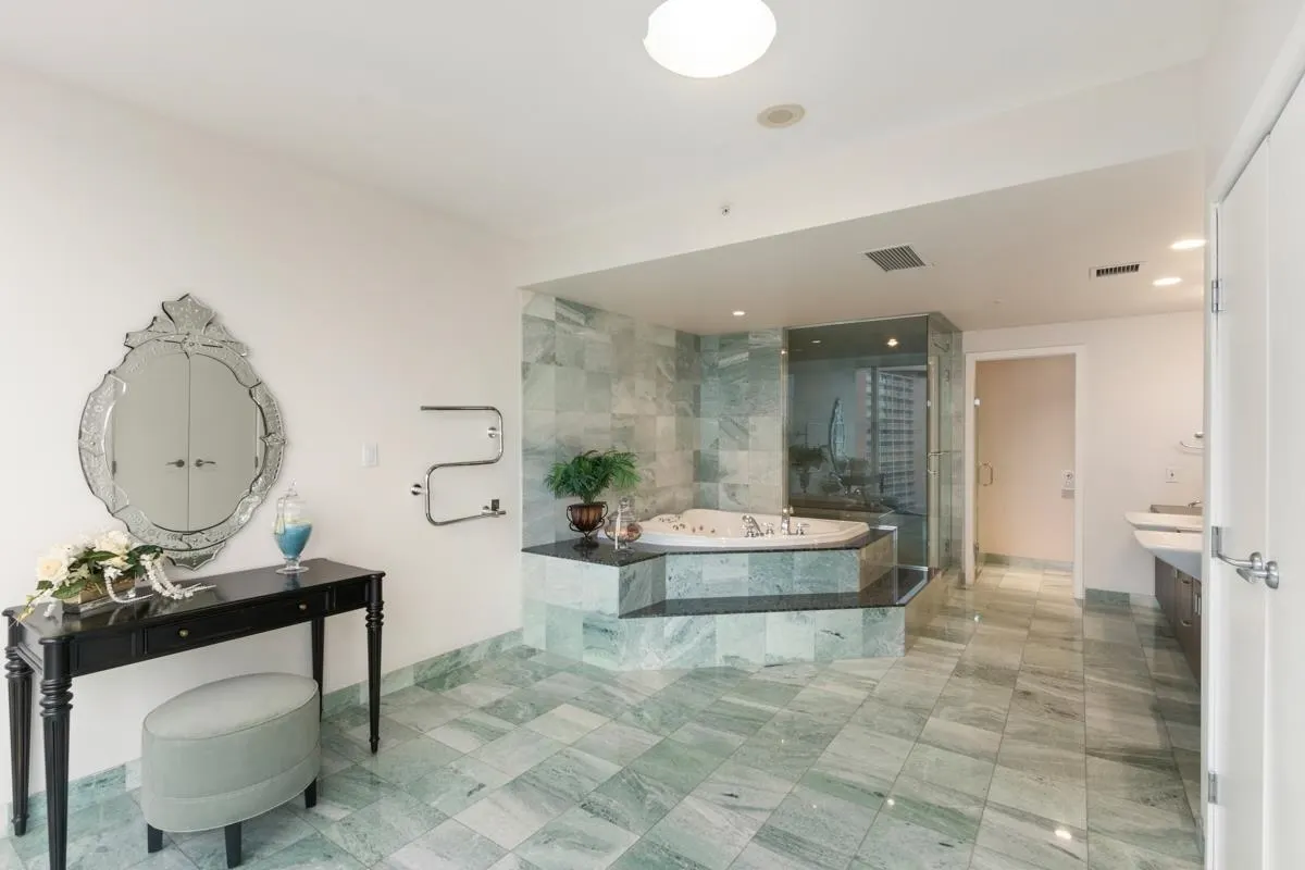 1402 1233 W Cordova Street