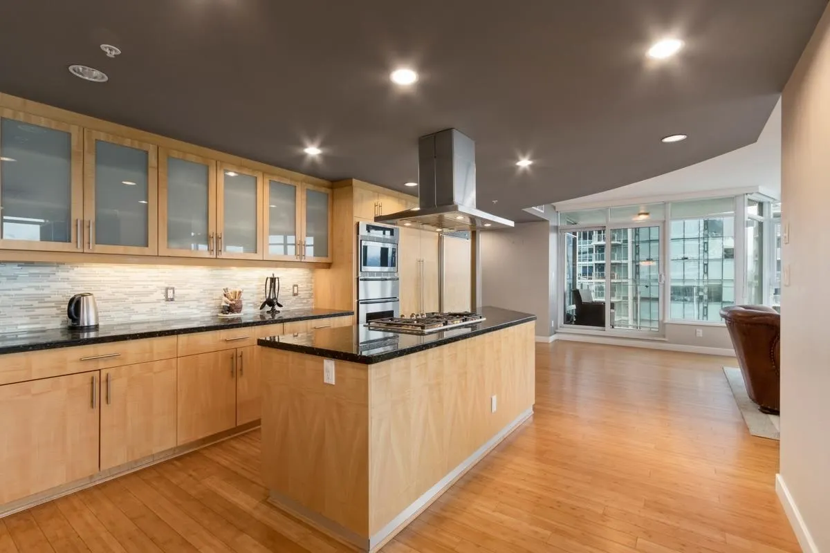 1402 1233 W Cordova Street