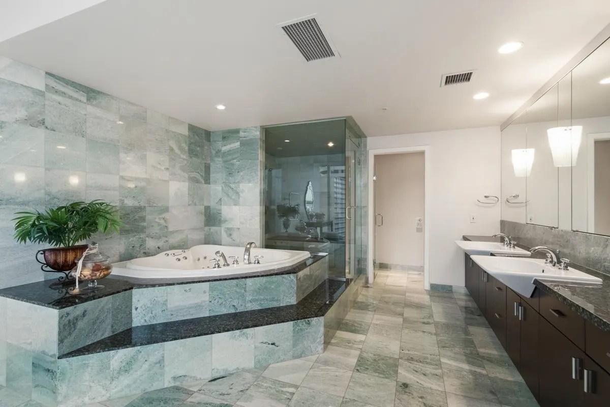 1402 1233 W Cordova Street