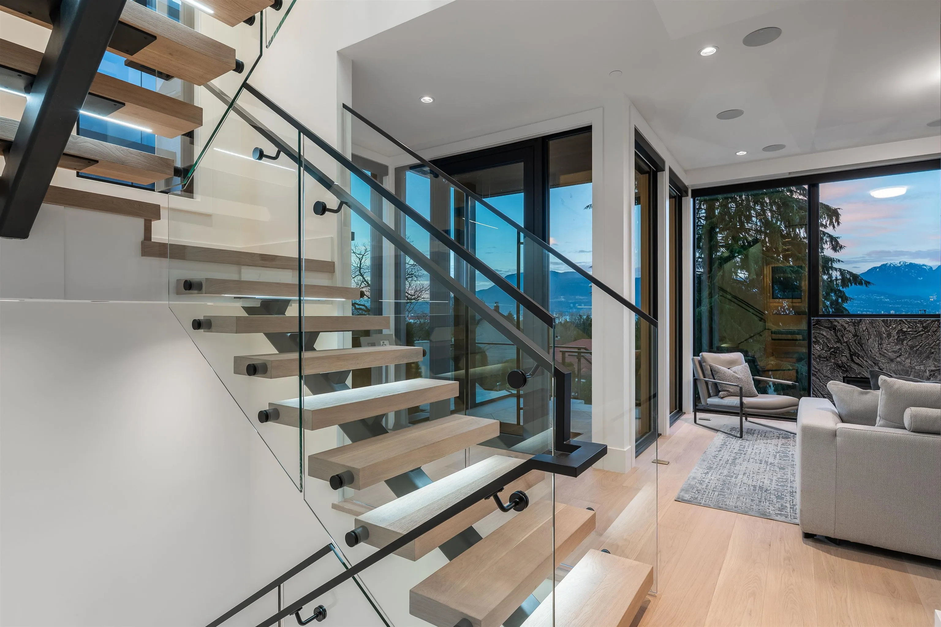 4346 Locarno Crescent