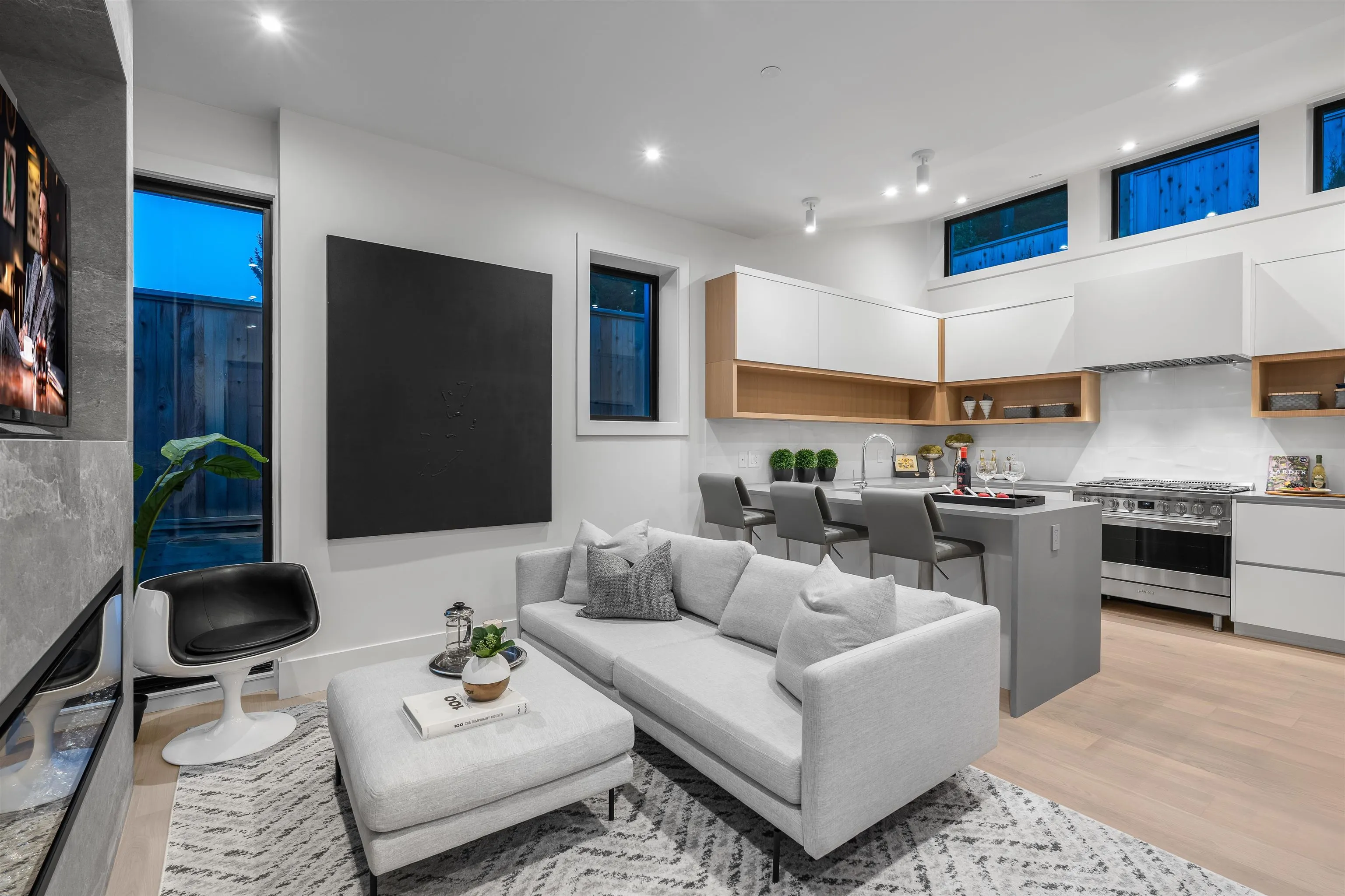 4346 Locarno Crescent