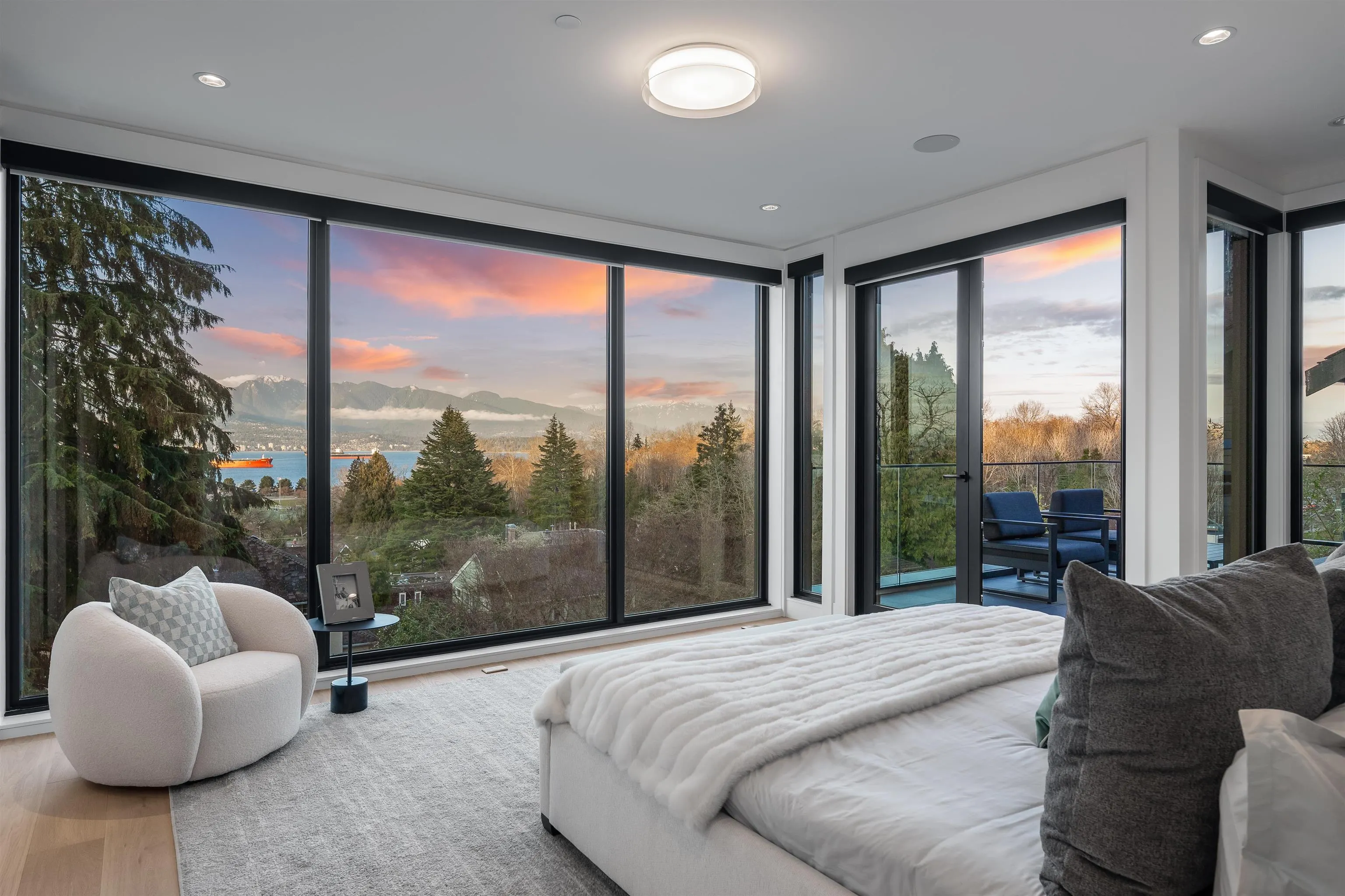 4346 Locarno Crescent