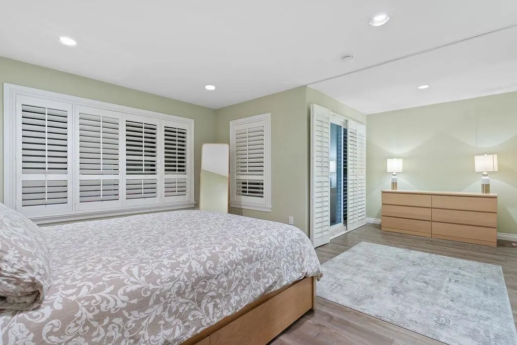 2517 Marine Drive