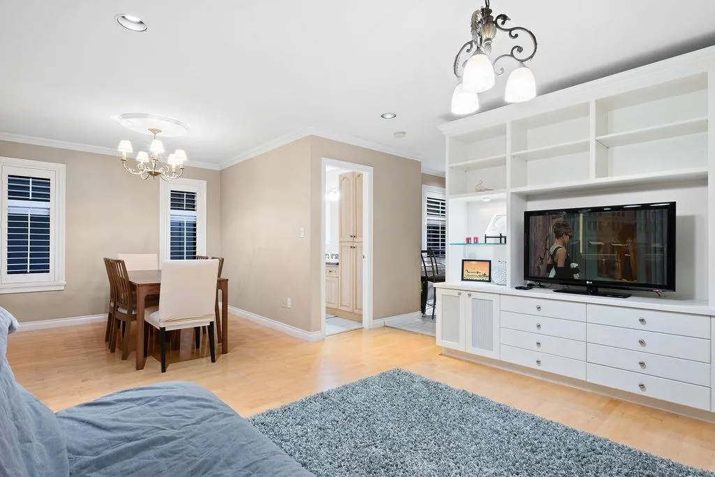 2517 Marine Drive