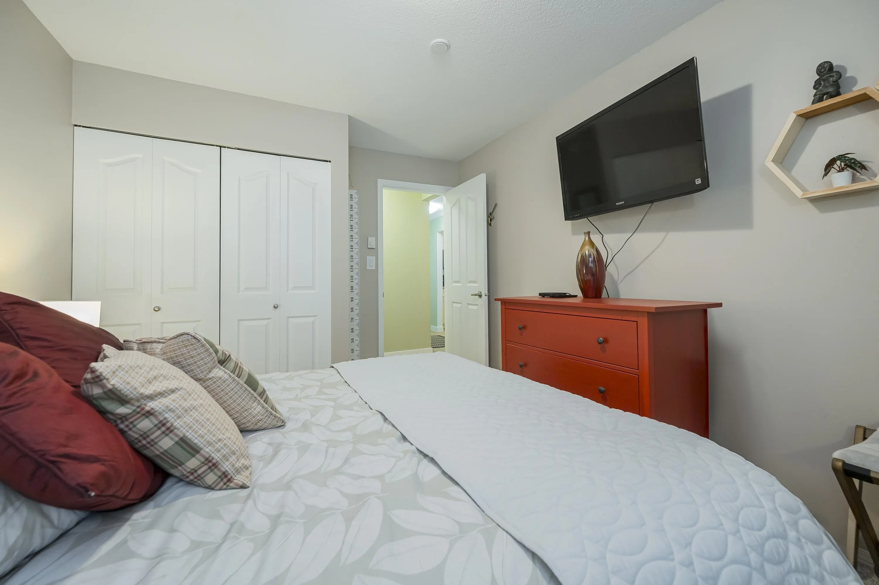 210 33280 E Bourquin Crescent