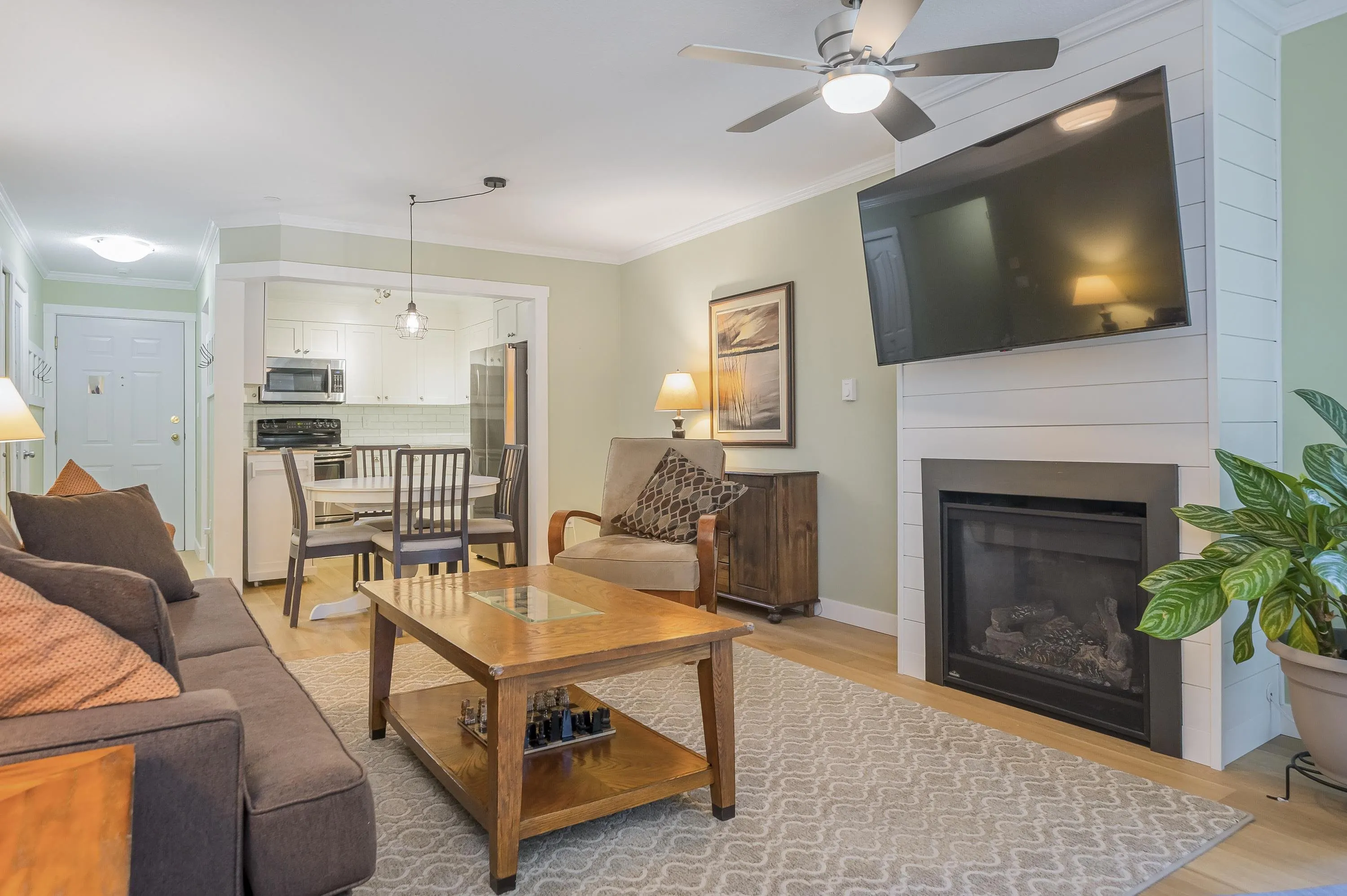 210 33280 E Bourquin Crescent