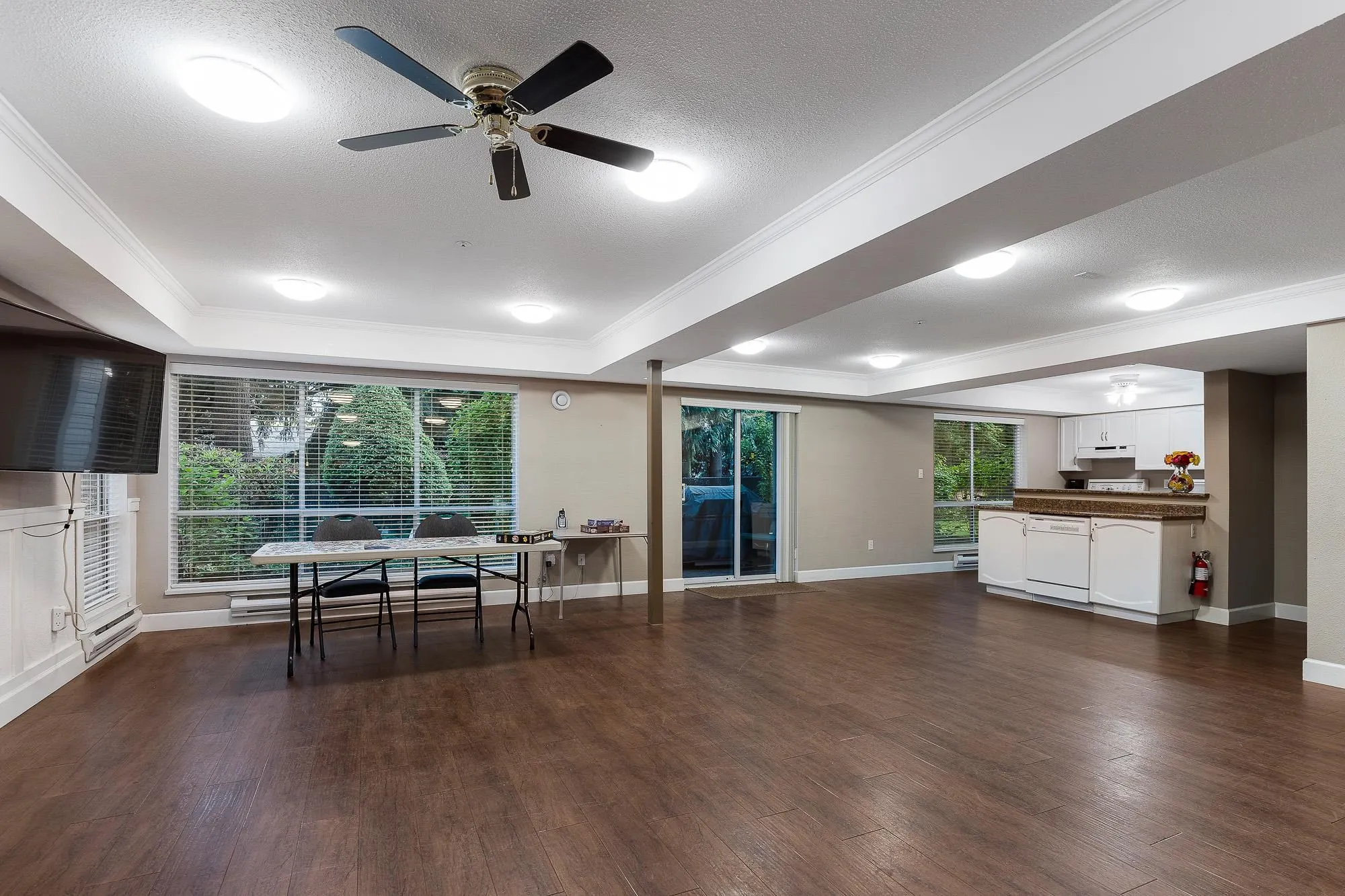 210 33280 E Bourquin Crescent