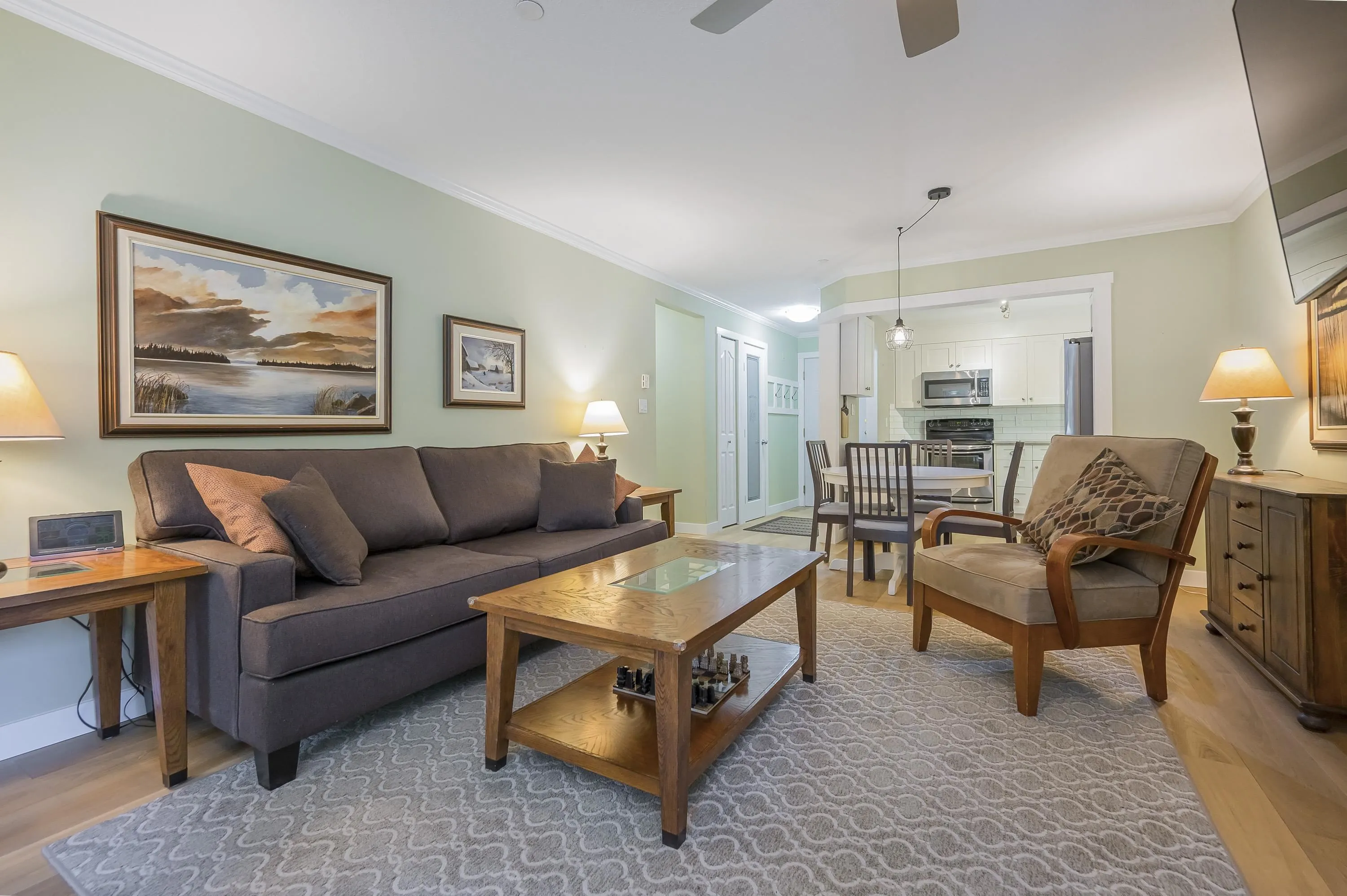 210 33280 E Bourquin Crescent