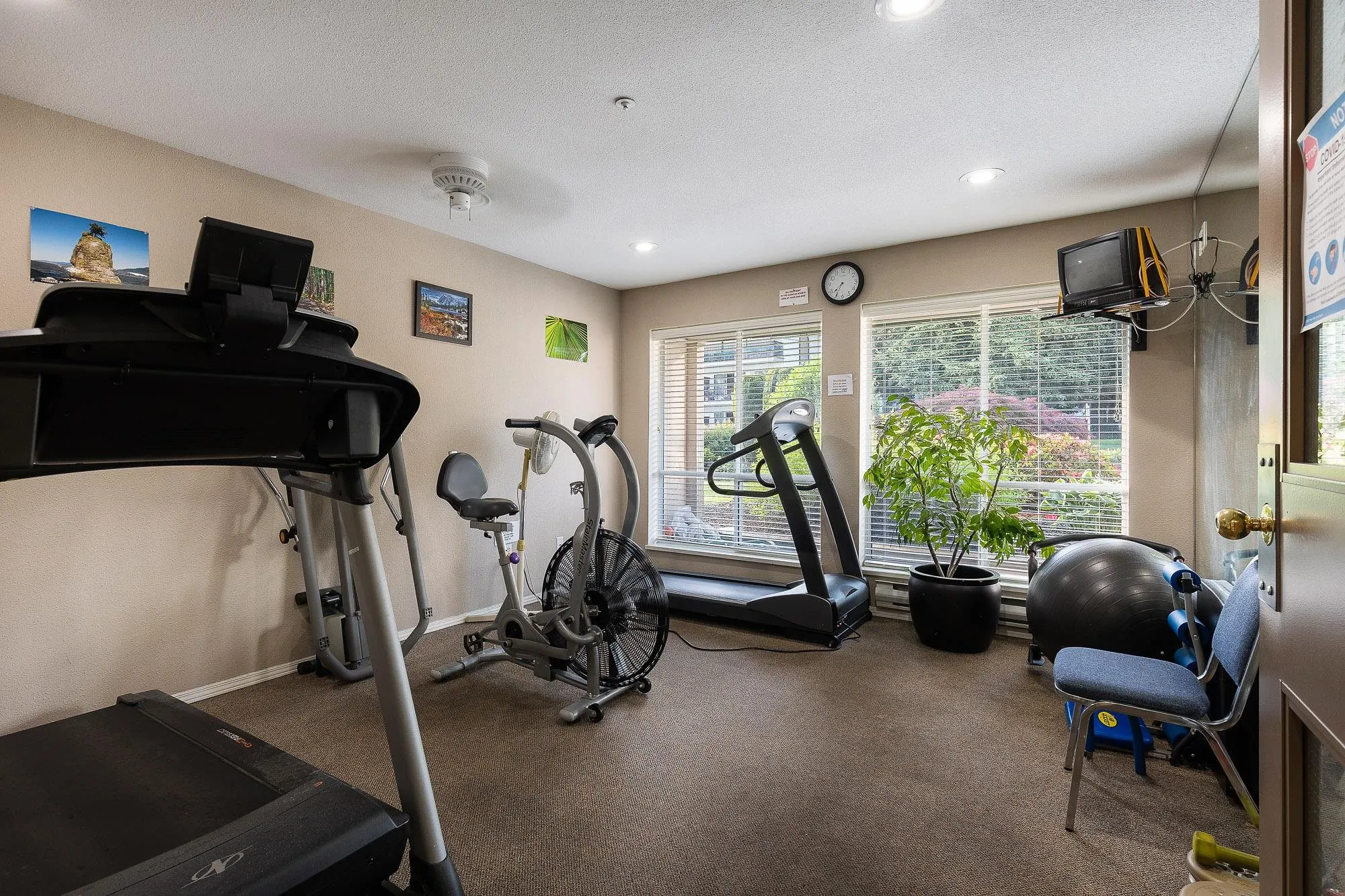 210 33280 E Bourquin Crescent