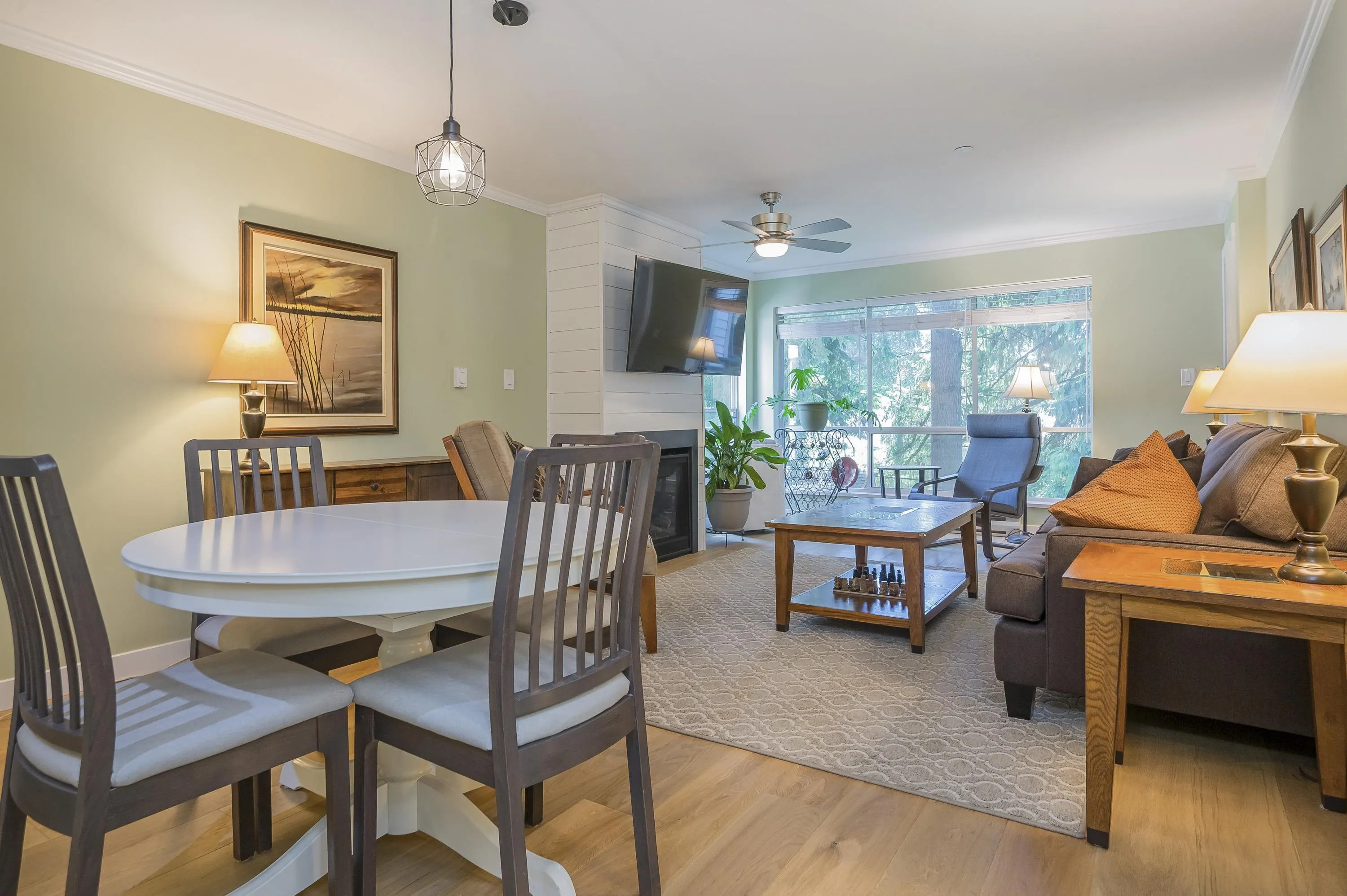 210 33280 E Bourquin Crescent